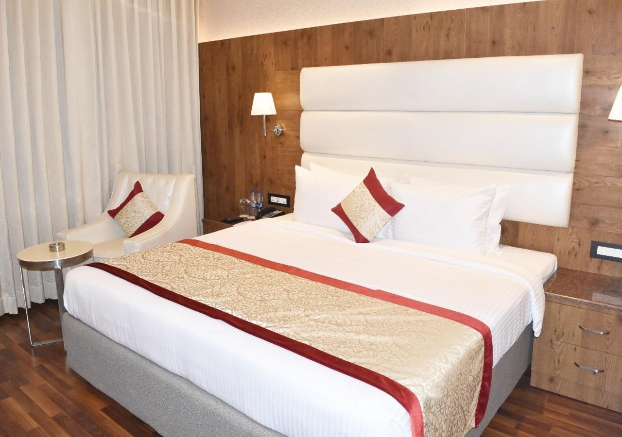 Ss Lumina Hotel Bangalore Esterno foto